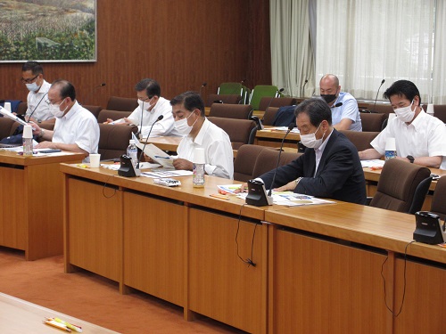鳥取県庁で説明を受ける様子の写真