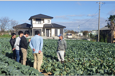 「増田採種場」にて品種の説明を聞く会員写真2