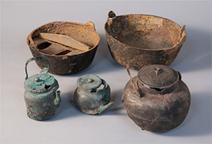 江戸時代に使われていた鍋ややかんの写真