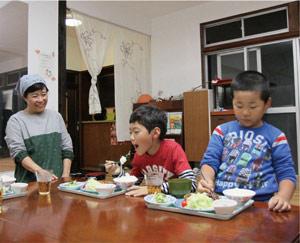 子ども食堂で食事をする子どもたちの写真