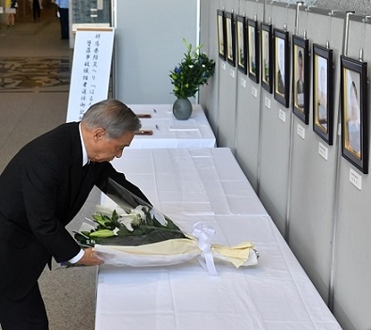 県庁に設けられた献花台に花を手向ける大澤正明知事の写真