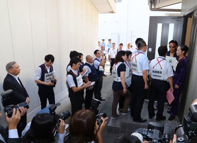 県警察学校での訓練を見守る大澤正明知事の写真
