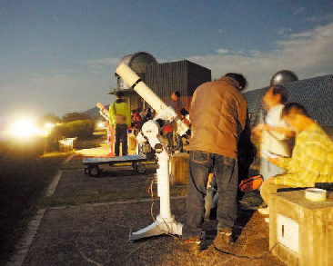 スマホと望遠鏡を組み合わせて月を撮影の様子写真