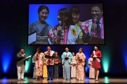 ぐんま大使の中山秀征さんと井森美幸さんを交え、ステージ上で本県の魅力を発信する東部エリアの関係者の画像