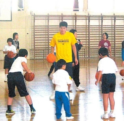 群馬クレインサンダーズの選手からバスケットボールを教わる特別支援学校の子どもたちの画像