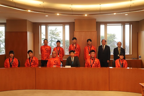 写真：選手団と記念撮影をする山本知事