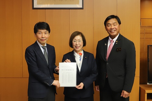 写真：要望書を文部科学大臣に提出する山本知事と馳石川県知事