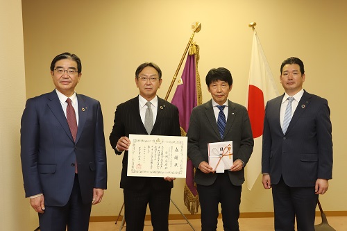 写真：記念撮影する山本知事と野村アセットマネジメント株式会社等来訪企業の方々