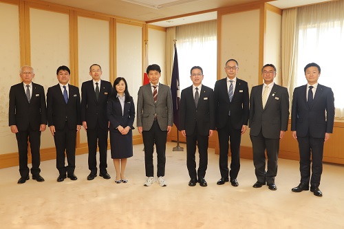 写真：記念撮影する山本知事と退職される部長たち