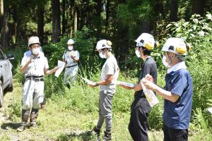 森林組合の職員による間伐の役割等の説明の写真