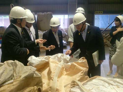 写真：上野村木質ペレット燃料製造工場の調査の様子