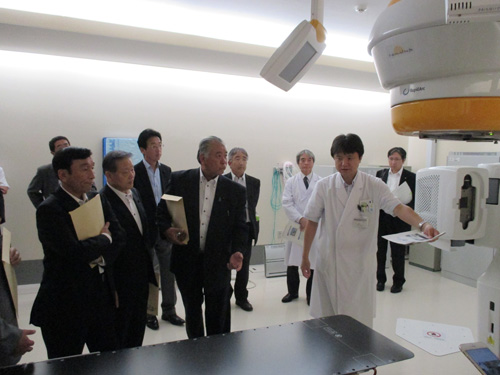 写真：県立がんセンター高精度放射線治療装置リニアック3での調査の様子