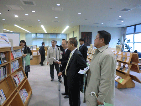高崎経済大学図書館内における調査様子写真