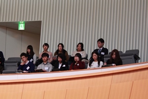 一般質問を傍聴する学生の写真（12月３日）