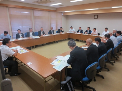 ウッドピア松阪協同組合にて木材コンビナート事業の説明を受ける様子写真