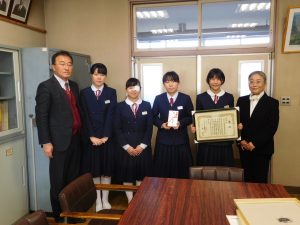 受賞した前橋市立芳賀中学校の代表生徒と先生方の画像