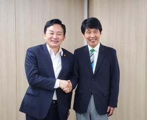 ウォン・ヒリョン国交長官と知事の写真