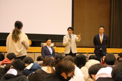 生徒からの質問に答える須藤和臣議員の画像