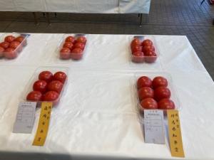 出品されたトマト（写真）