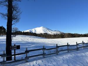 浅間山に雪が積もっている写真