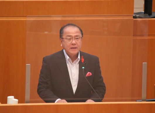 委員長報告をする泉沢信哉委員長の写真