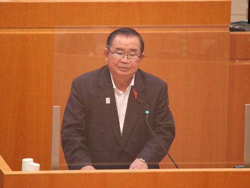 委員長報告をする岸　善一郎委員長の写真
