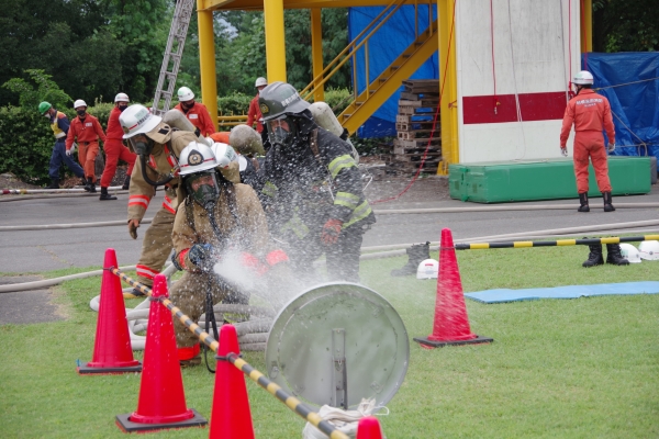 ポンプ操法的放水の写真