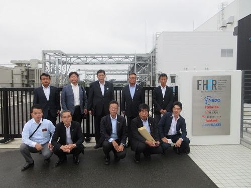 福島水素エネルギー研究フィールド（FH2R）での集合写真