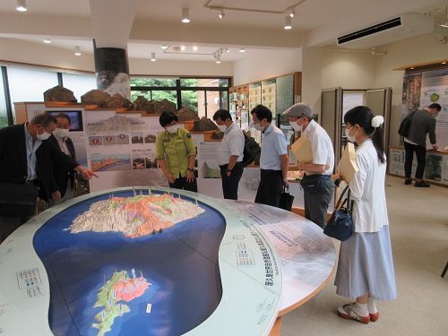 屋久島世界遺産センターで調査する様子の写真