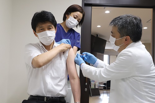 写真：ワクチン接種を受ける山本知事