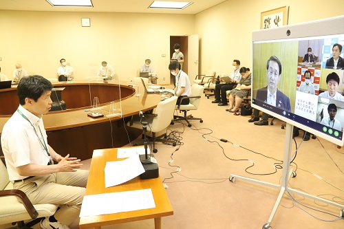 写真：全国知事会（web）で発言する山本知事