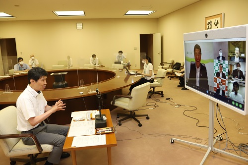 写真：会合で発言する山本知事