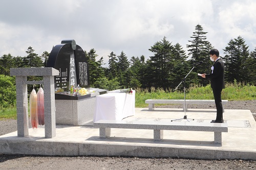 写真：殉職された皆さまへ追悼の辞を申し上げる山本知事