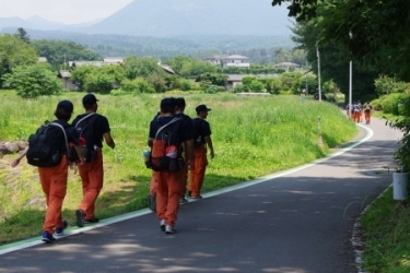 小隊ごとに先を目指す学生の写真