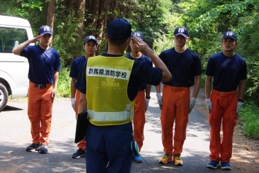 チェックポイントで人員報告する学生の写真