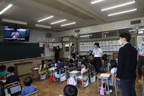 写真：授業の様子を視察する山本知事