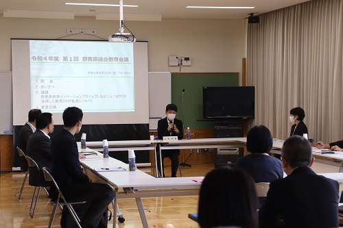 写真：群馬県総合教育会議にて発言をする山本知事