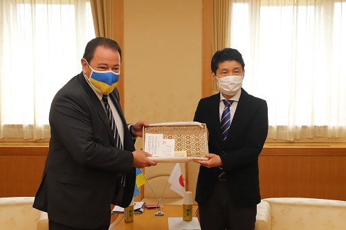 写真：大使に記念品を贈る山本知事