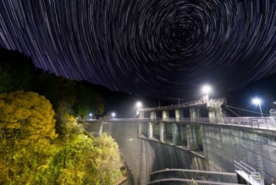 写真「星空の中之条ダム」