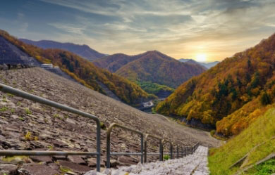 写真「晩秋のロックフィルダム」