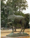アントワーヌ・ブールデル作「巨きな馬」の写真