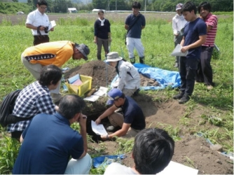 下層土の様子を確認する若手生産者の写真