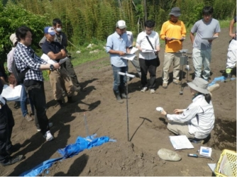 土壌改良について熱心に質問する参加者の写真