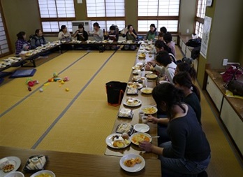 昼食を取りながらの意見交換の写真