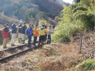 集落周辺を調査する様子写真