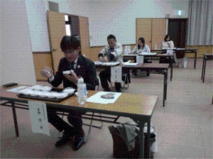 審査員による実食審査の様子写真