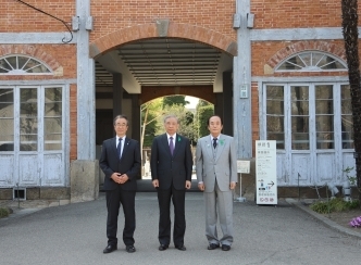 富岡製糸場での視察の様子写真