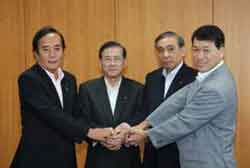 山田会長（左から2人目）と三県知事の記念撮影写真