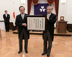 写真：名誉県民称号記を贈られた福田氏と大澤知事