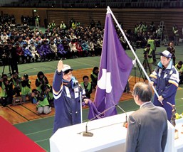 選手宣誓する成年女子スピードスケートの黒岩美生選手＝ALSOKぐんまアリーナの写真